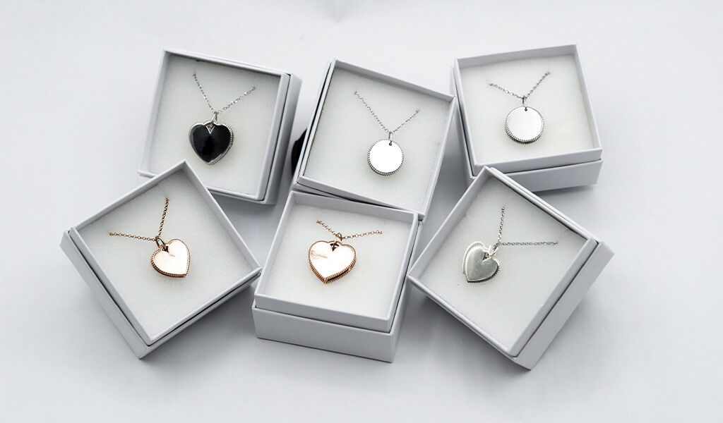 jayhns-wear-an-emotion-shop-gioielli-restartstudio-Esprimi la tua unicità con JAYHNS. Ogni gioiello racconta una storia, personalizzata esclusivamente per te. Scopri l'eleganza senza tempo dei nostri ciondoli personalizzati, realizzati con passione e maestria artigianale. Dai vita ai tuoi ricordi più preziosi e celebra l'amore, l'amicizia e i momenti indimenticabili con un tocco di classe e originalità. Entra nel mondo JAYHNS e scopri il gioiello che parla direttamente al tuo cuore.